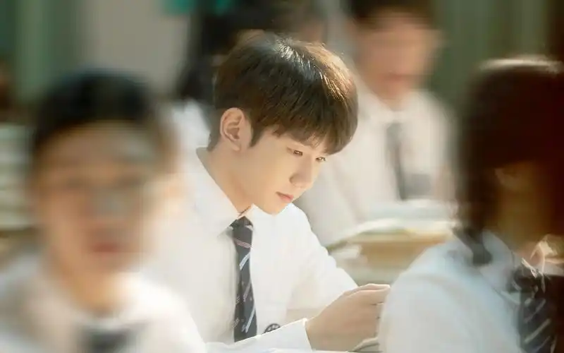 王源青春校园写真桌面壁纸