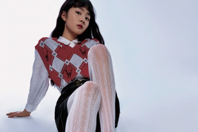 14岁黄多多新造型曝光,穿着丝袜扮相成熟,笑容消失秒变厌世脸