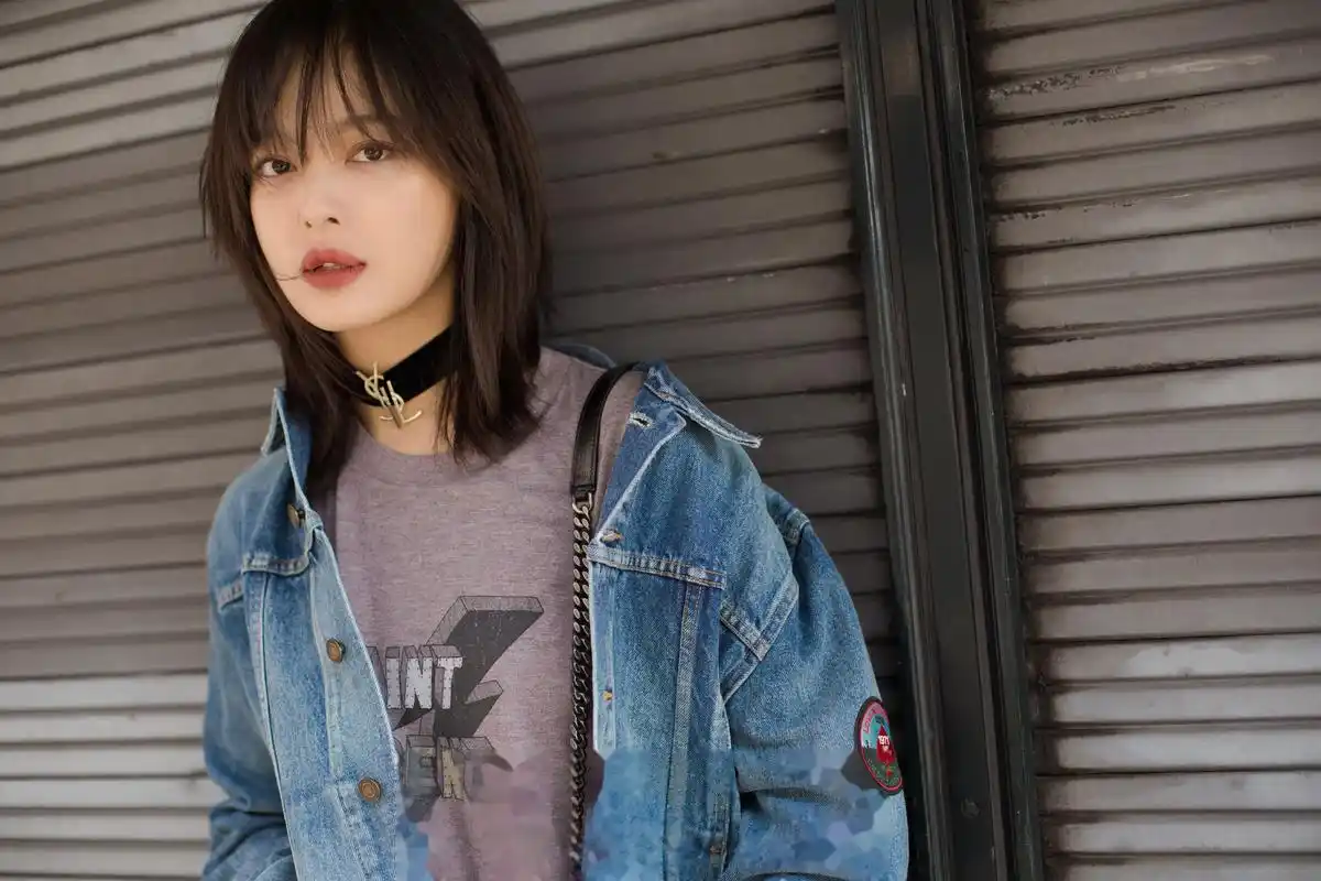 最近老板辛芷蕾的发型有点火,逼得小室不得不放大招…把压箱底的珍贵