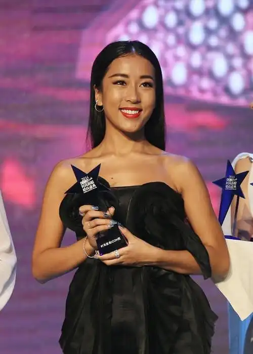 娱乐圈皮肤最黑的女明星居然是她,但是穿衣一点不输范冰冰