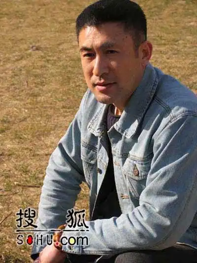 肖荣生戏里戏外作主持 戏里谈情戏外谈球(图)