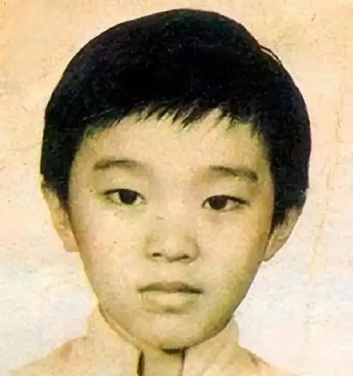 5位割双眼皮的男星就服成龙周星驰没割前颜值实在太路人