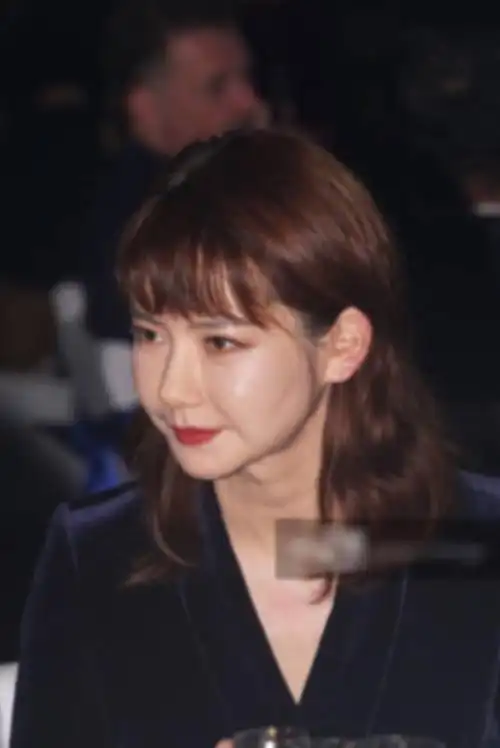 面容臃肿,尽显老态,戚薇近照曝光,精修前后对比天壤之别