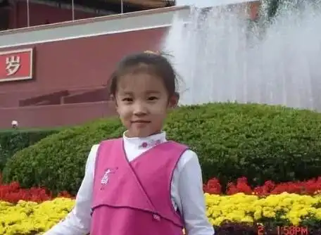 原创宋雨琦20岁生日晒照好美,"yq"蛋糕惹眼,童年的她挺可爱