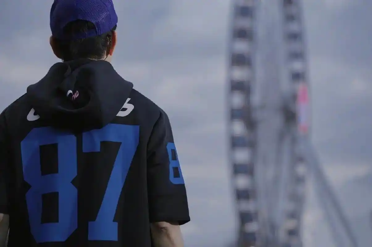 林俊杰 是谁家的大明星连背影都那么帅呀～喔,原来是我家的呀 - 兑趑