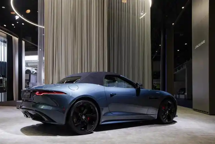 实力雄厚成就卓越捷豹f-type采用跑车标准布局,凭借着它硬朗的外观和