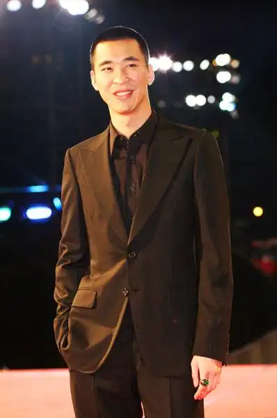 图文:黄立行一身黑西装风度翩翩走红地毯