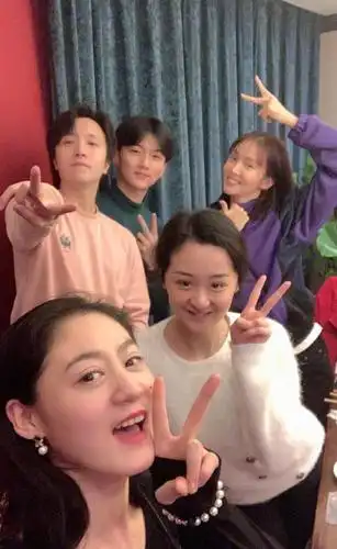 金晨晒与中专同学聚会照手舞足蹈满屏大长腿抢镜