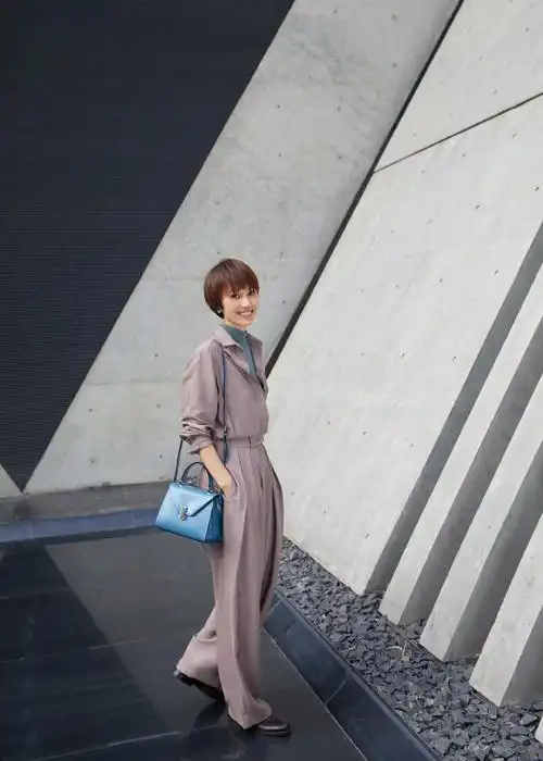 袁泉的高级感很难被超越随性穿衬衫配阔腿裤就有教科书般气质