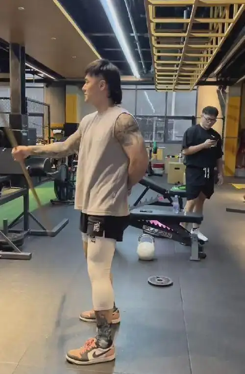 蒋劲夫现身健身房耍帅新造型遭网友吐槽颜值下滑引热议