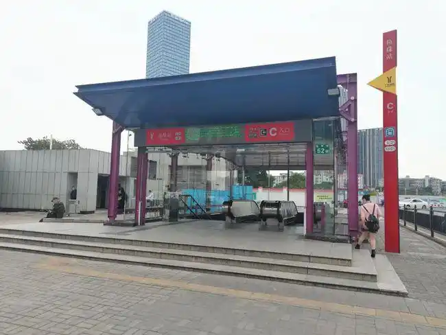 鱼珠地铁站实拍 另外,项目门口就有公交站茅岗站以及快速公交轨道