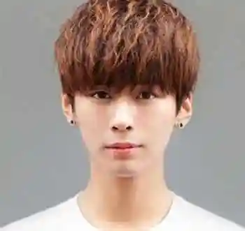 简单地把头发烫一下以后,人也会变得很时尚的,比如说一些男士麦穗式