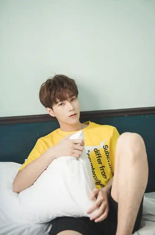 杨廷东居家帅气写真图片