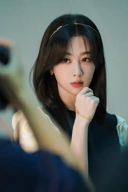 杨紫白玫瑰小黑裙