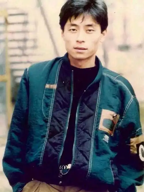 今天和大家分享的这位歌手,是一位唱功很好,音色极具辨识度的歌手.