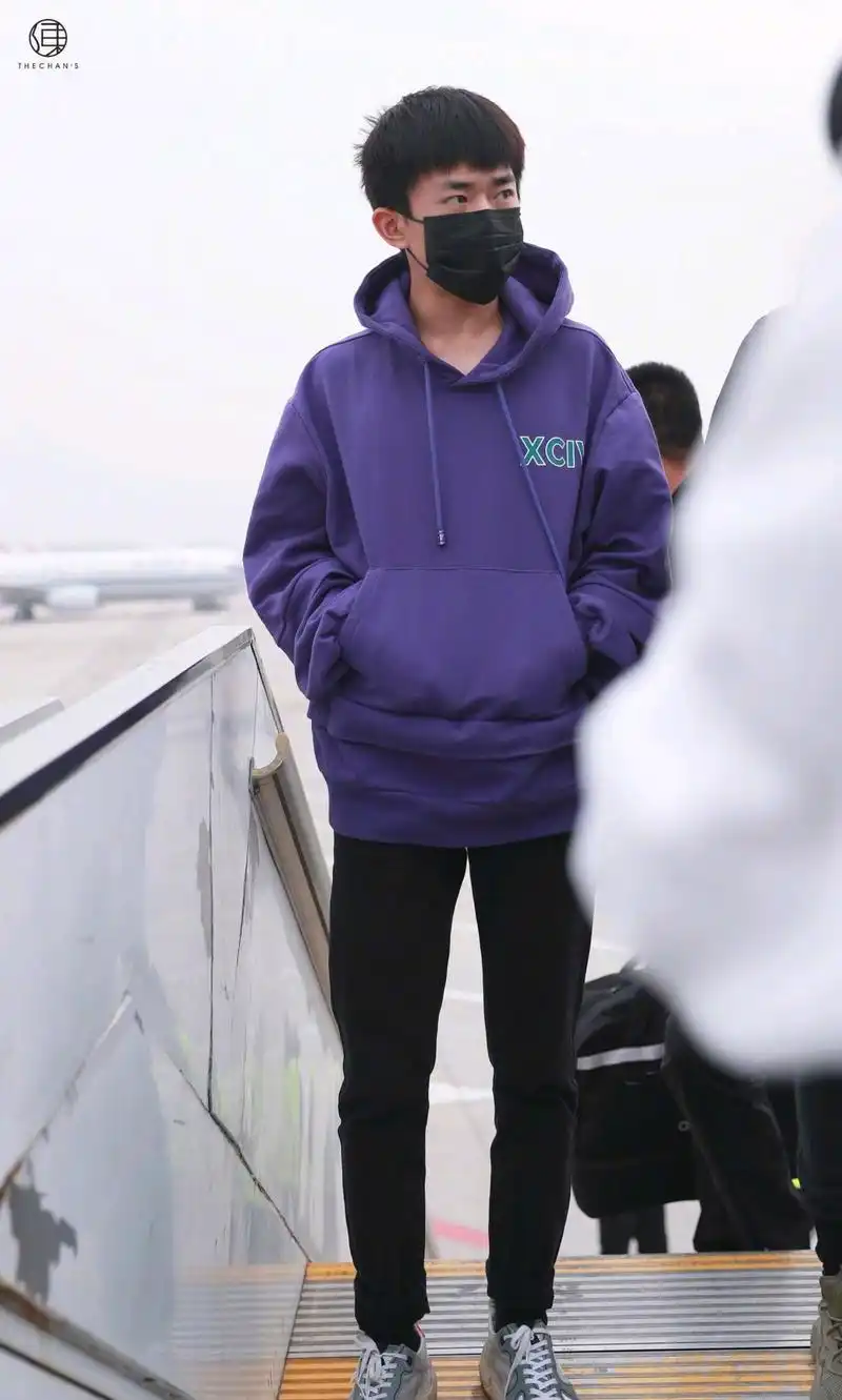 易烊千玺身着葡萄紫卫衣,亮眼元气,经典又帅气