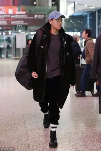 彭于晏安检胸肌瞩目 毛线袜"锁"裤腿穿出秋裤感