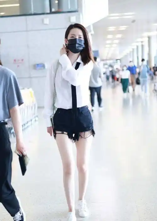 生活中的李沁好朴素啊,"白衬衫"配短裤知性清爽,素颜也不普通