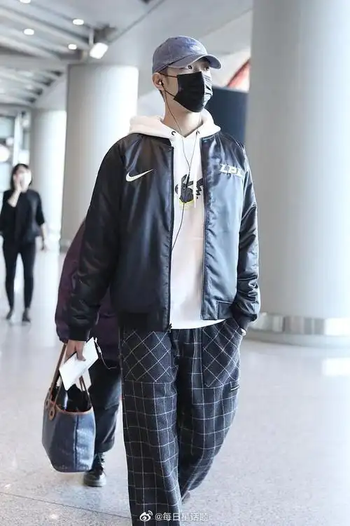 赖冠霖现身北京机场 追星锦鲤体质再次得以印证