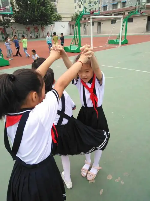 邹城市杏花村小学南校区二年级一班 阳光大课间 与快乐同行 与微笑