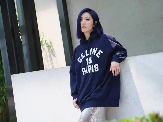 杨千嬅眼中的"勇",是年轻时要面对别人的期待与评判,是成熟后要扛起