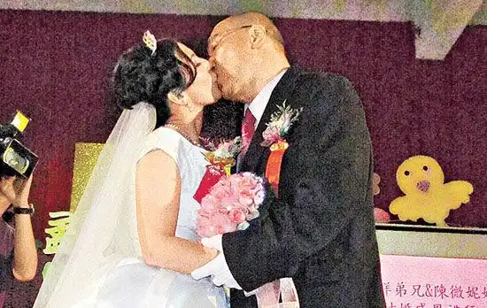 腰围爆瘦紧抓裤头 台竹联帮大哥狱中尴尬完婚(图)