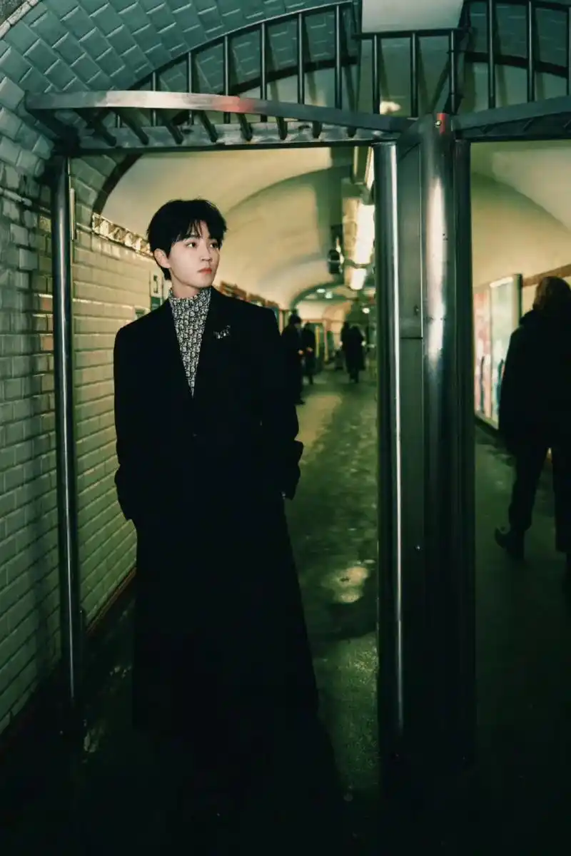 王俊凯巴黎时装周 #王俊凯 #王俊凯大衣 新鲜出炉的大衣凯 - 兑音