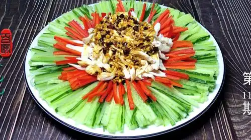 年夜菜上的黄瓜加点鸡丝,清凉爽口还不腻,简单摆盘颜值高升