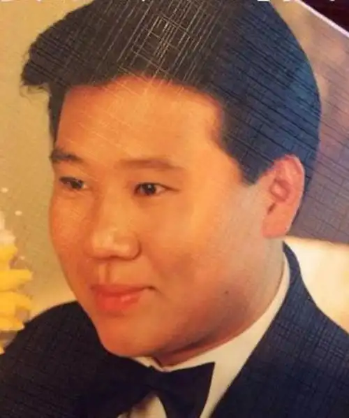 年轻的时候,郭德纲还是个瘦子,但脸圆圆的,有发福倾向.