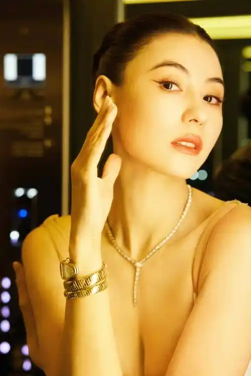 女神张柏芝皮肤白皙,曲线迷人,令人痴迷_魅力_形象_生活