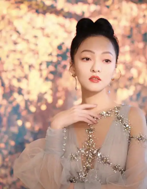 张韶涵盛世美颜,精致的像个"瓷娃娃"