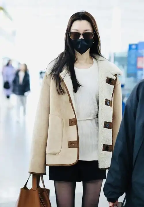 宋轶现身北京机场米色外套青春随性