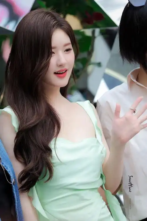 赵露思吊带露背裙