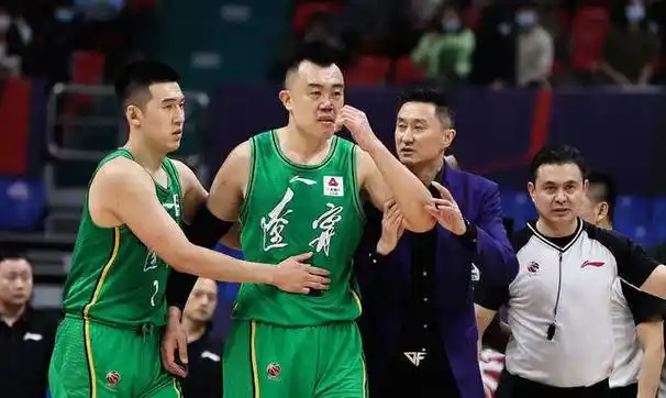 韩德君:篮球情缘辽宁队长生日礼遇