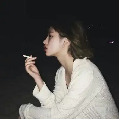 女生抽烟头像女生夹烟好看手势图片