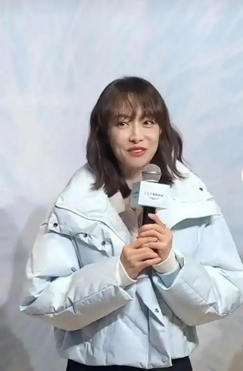 宋茜出席活动穿羽绒服,脸部出现"大塌方",满脸坑坑洼洼状态差