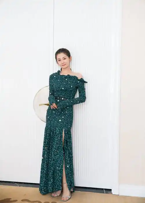 苗苗的身材真"饱满",一袭拼色连衣裙时髦高级,郑恺真有眼光