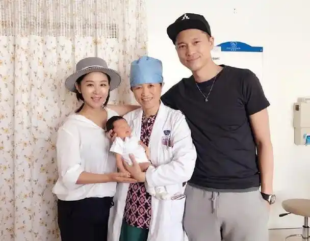 李小萌二胎孕妇写真美翻比头胎更美高龄产妇肚大如箩状态超棒