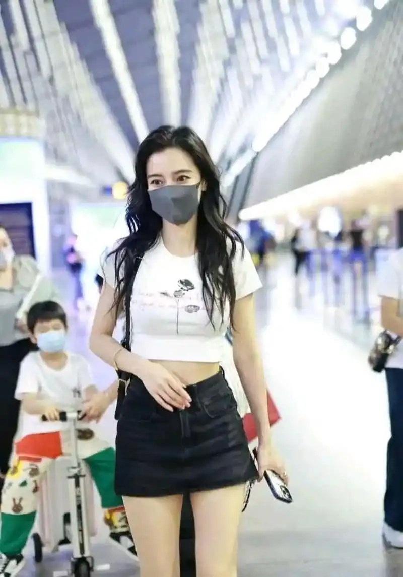 baby带儿子现身巴黎 baby杨颖带着儿子小海绵现身机场,她此次要飞往