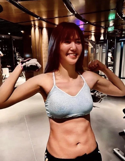 原创花臂没了谭维维转型做健身狂人前凸后翘好身材一览无余