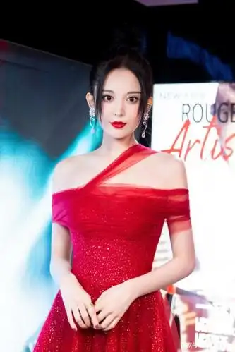 古力娜扎一直以仙女温柔风格搭配,这次喜庆的红色搭配抹胸的性感,一字