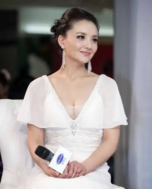 孙茜出席活动,白色礼服领口就一层纱,网友:这身材还蛮丰腴的!