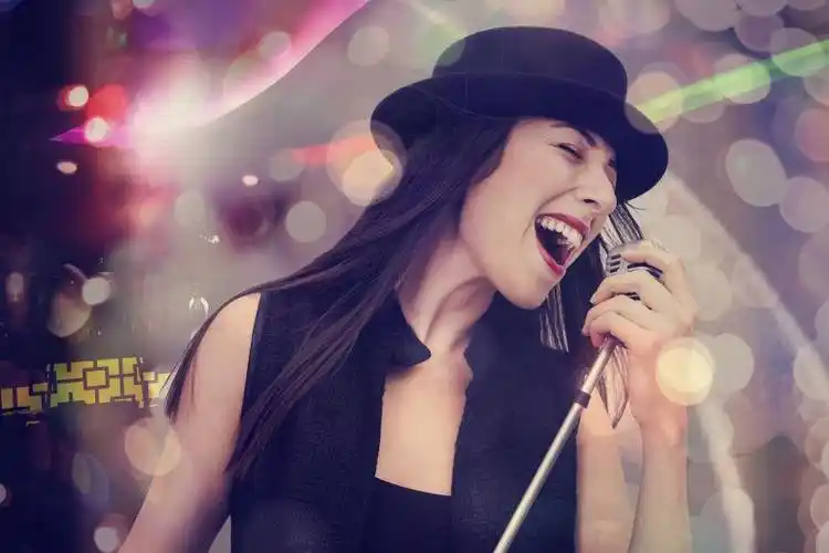 美女图片-用麦克风唱歌的年轻女子素材-高清图片-摄影照片-寻图免费