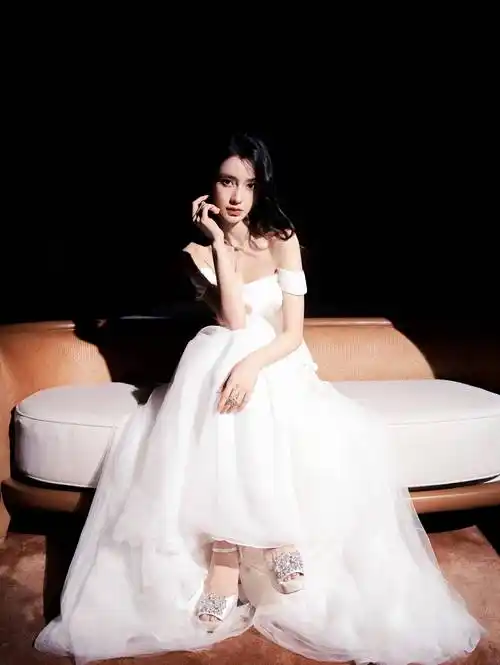 原创angelababy忽视风波高调披白纱裙露仙气直角肩女王驾到