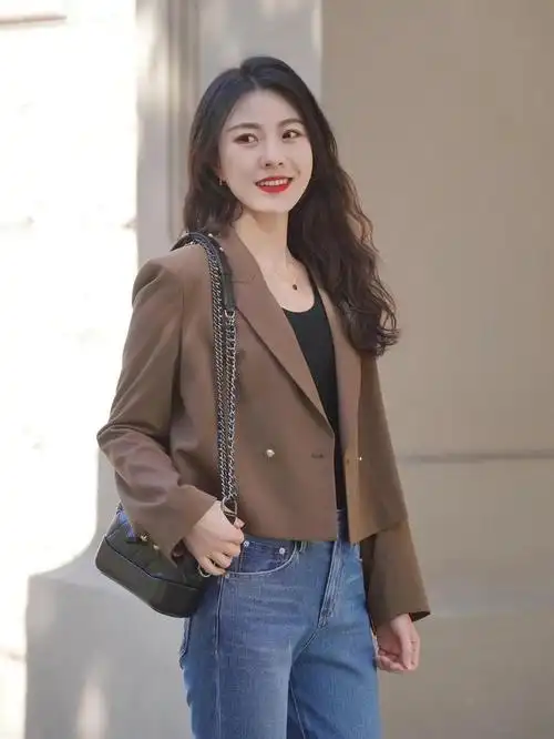 果然,有品位的女人都在穿"西服和针织衫",女明星陈瑶也不例外