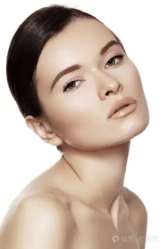 干净的皮肤,白色背景上的美丽的女人模型脸特写肖像.