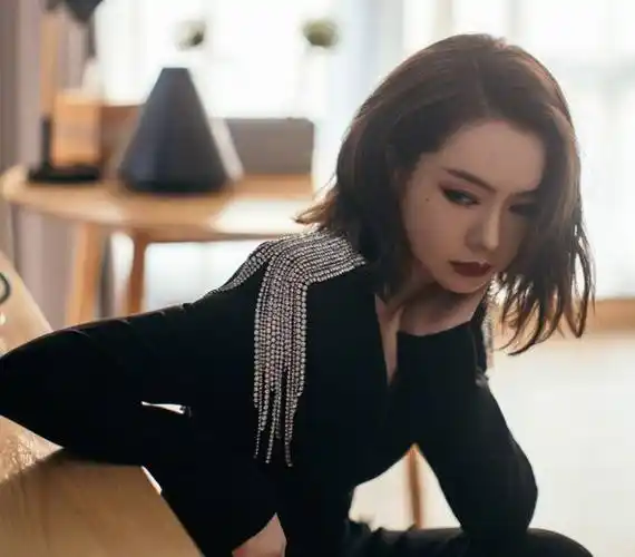 戚薇晒短发收工照,御姐"戚哥"再次上线,好身材令人羡慕_造型_时候