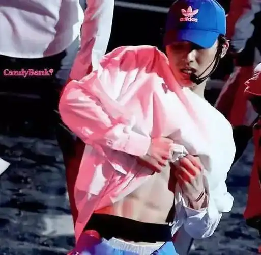 原创蔡徐坤粉碎娘炮传闻他晒出八块腹肌和麒麟臂ikun吊打吴京