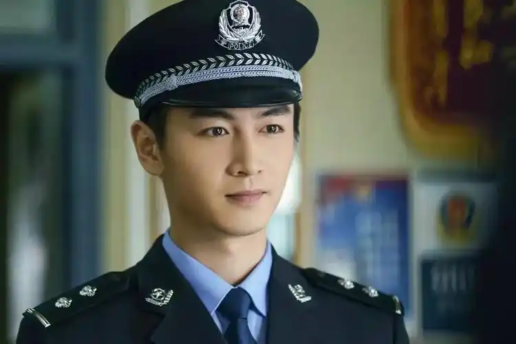 作为热血警察,很有正能量,绝对能满足你对制服boy的所有幻想~~陈晓