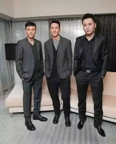 请看和罗子君的同框比较,贺涵以明显的优势胜出～和女明星合照头围都